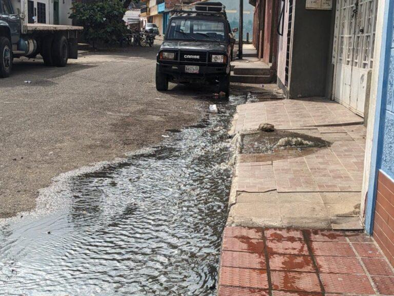 Río de aguas putrefactas afecta a cientos de familias en San Antonio del Táchira