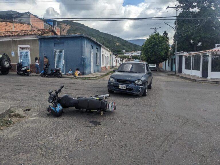 Colisión de carro y moto en San Antonio del Táchira