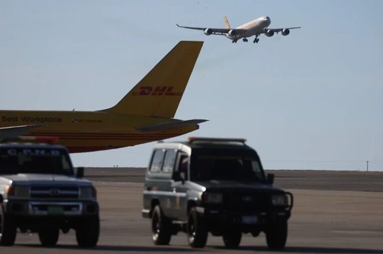 Llegan 304 migrantes en vuelo de repatriación desde México