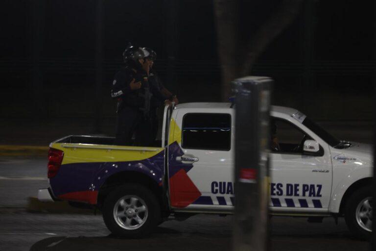 Decenas de personas salen de mayor complejo militar venezolano tras explosiones en Caracas