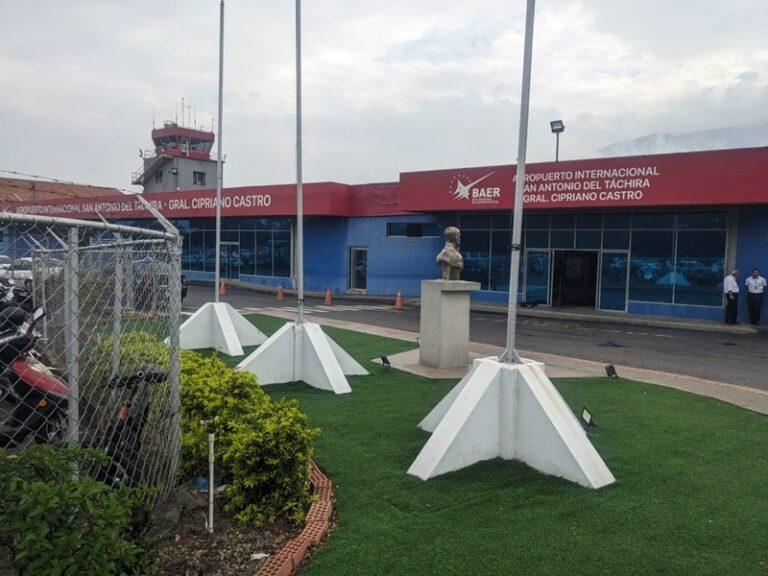 Se mantiene alto el flujo de viajeros por el aeropuerto de la frontera