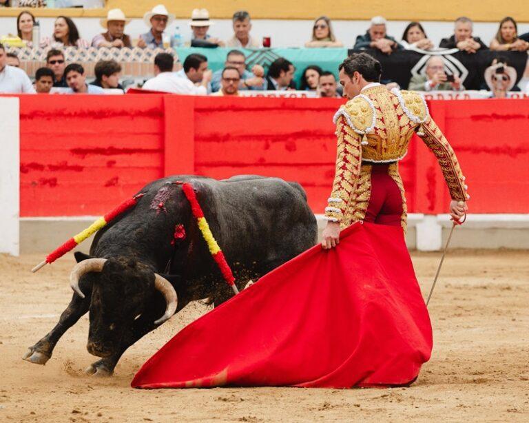 Colombo y De Miranda con la llave de San Sebastián en la segunda de feria