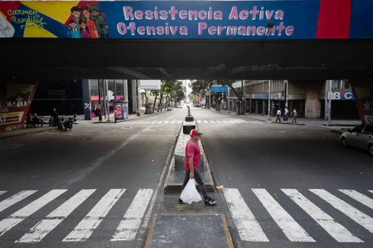 Con calles vacías y filas en los supermercados luce este domingo Caracas