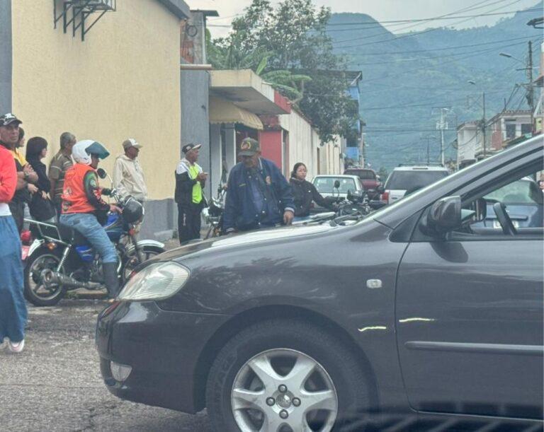 Colisión vehicular en el casco céntrico de San Juan de Colón