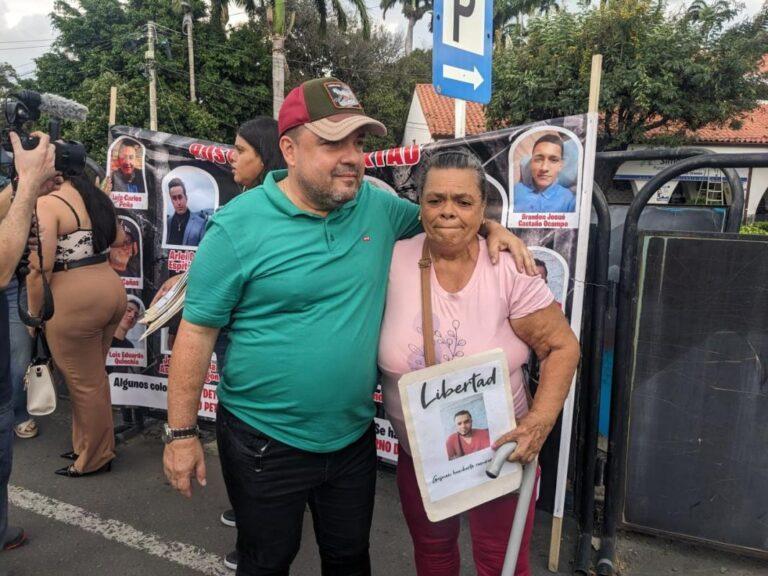 A la espera que confirmen la excarcelación de sus familiares