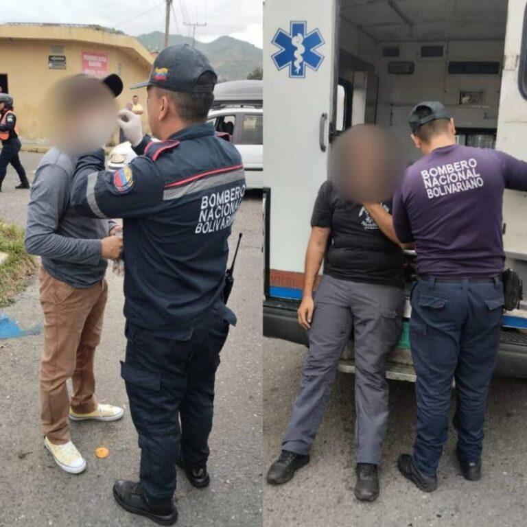 Dos lesionados en colisión de carro y moto en San Antonio