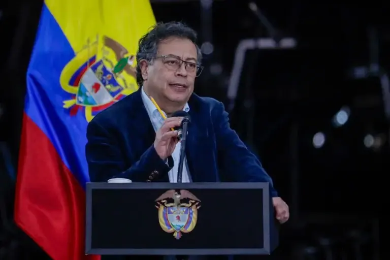 Petro advierte al ELN de acciones militares conjuntas con Venezuela si no sale del país