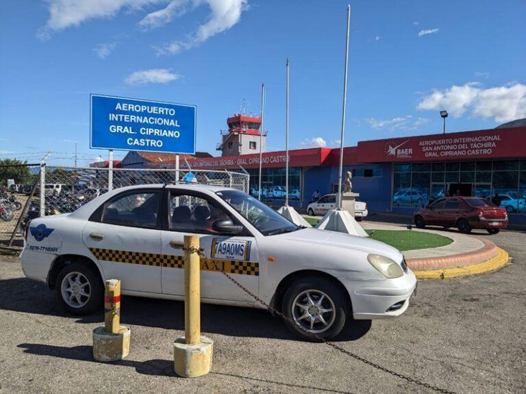 Usuarios esperan que bajen los precios de boletos en el aeropuerto de la frontera