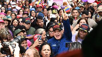 Mujeres chavistas marchan en Caracas para apoyar a Delcy Rodríguez como presidenta encargada