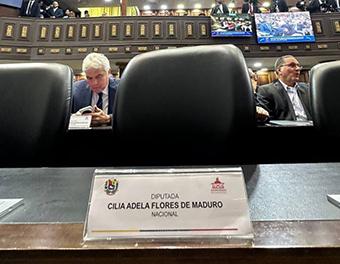 Parlamento venezolano coloca un clavel rojo en curul de Cilia Flores, esposa de Maduro