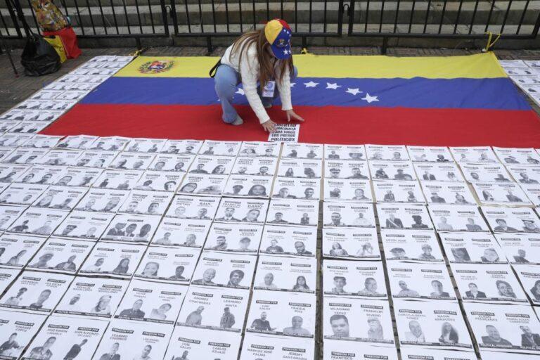 Una veintena de venezolanos pide la liberación de presos políticos