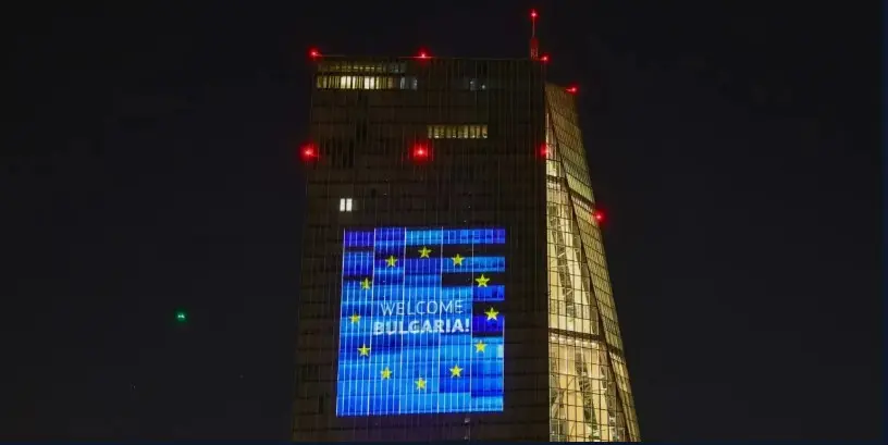 La fachada de la sede del Banco Central Europeo iluminada con la bienvenida a Bulgaria. Foto: EFE
