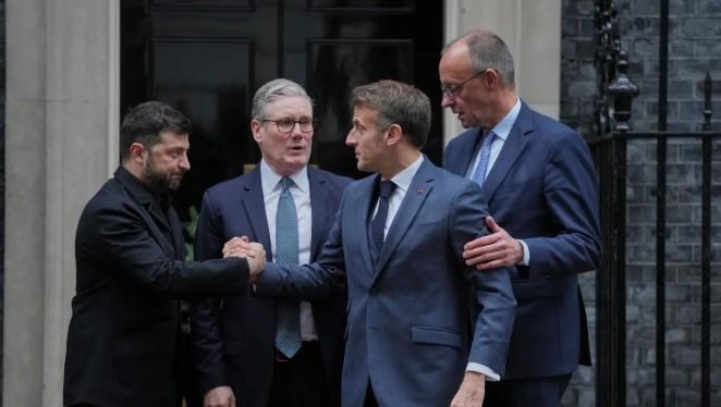 Zelenski con Macron y Starmer, en Londres.AP