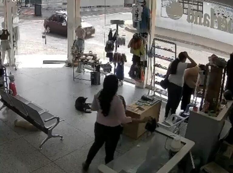 Una distrae mientras la otra ejecuta la fechoría: así hurtaron en local de San Antonio