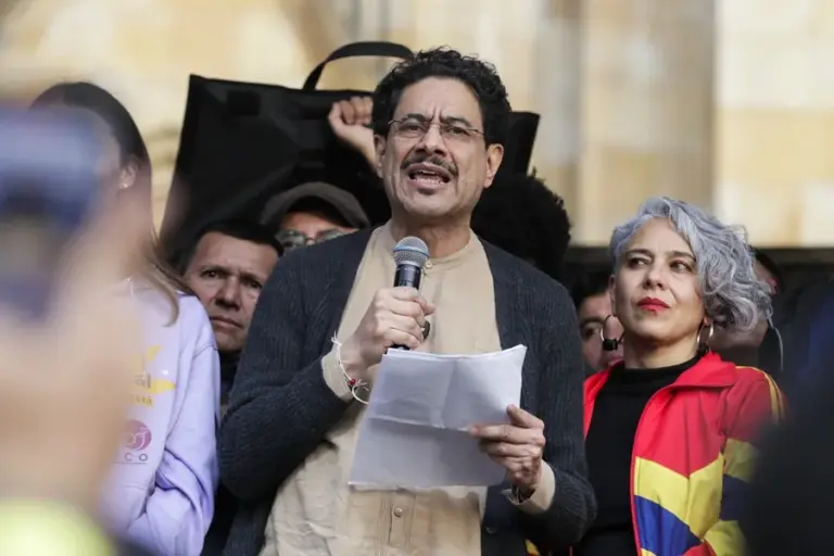 Candidato Cepeda acusa al presidente ecuatoriano de “meter mano” en elecciones colombianas