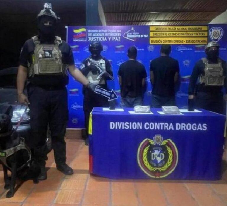 Capturados en la avenida Venezuela con dos panelas de droga en su vehículo