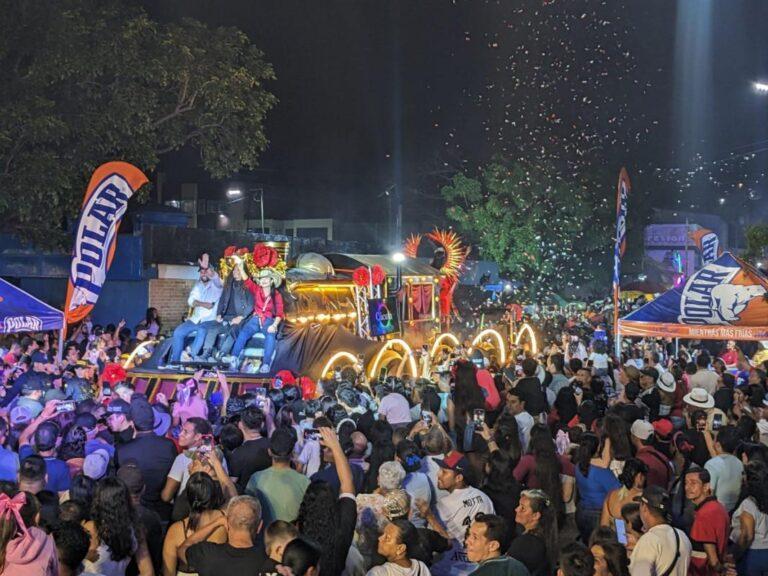 Multitud, hermandad y brillo en los desfiles de Carnaval