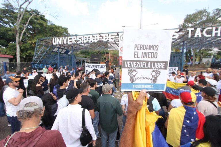 Conmemoran Día de la Juventud en la ULA: Oran por la universidad y piden libertad de detenidos