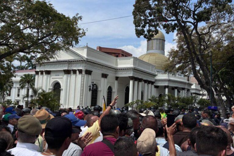Gremios y sociedad civil marcharon hasta la AN para exigir aumento salarial