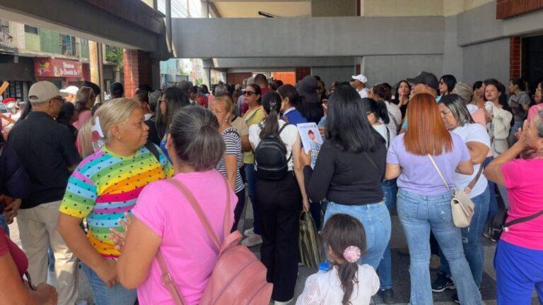 Maestros venezolanos solicitan incorporar bono de guerra y cestaticket al salario mínimo