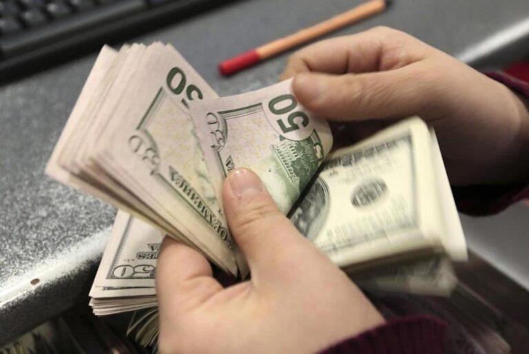 “No suelto mis dólares»: venezolanos se aferran a una moneda que cada vez se ve menos en la calle