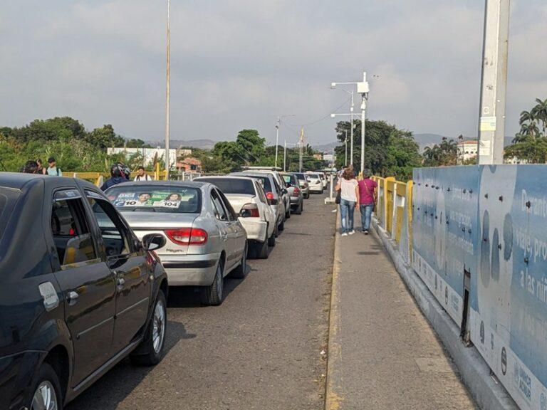 Larga fila de vehículos para ingresar a Colombia