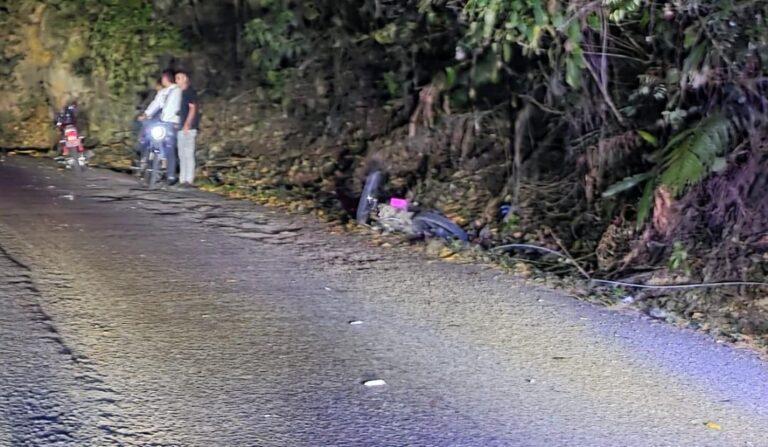 Carro le quitó la vía a motorizado en el sector en Caliche