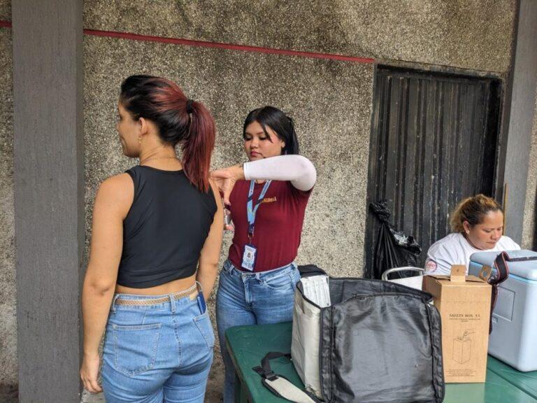 Sigue activo punto de vacunación contra la fiebre amarilla en la aduana de San Antonio