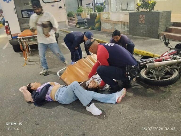Tres lesionados en colisión de dos motos en San Antonio