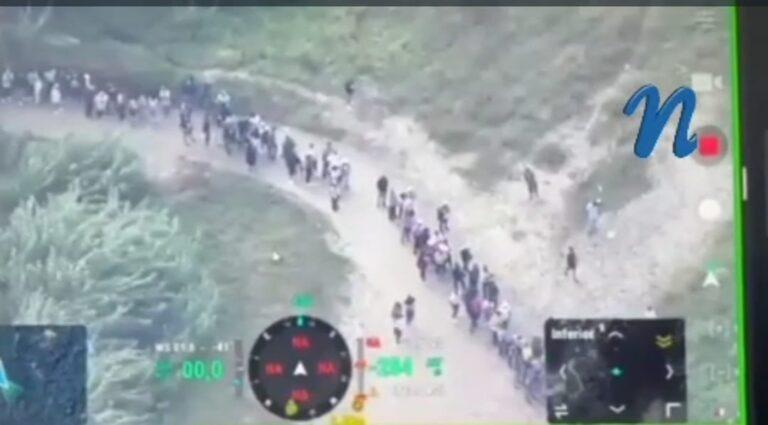 Colombia capta en imágenes a decenas de ciudadanos cruzando las trochas para votar