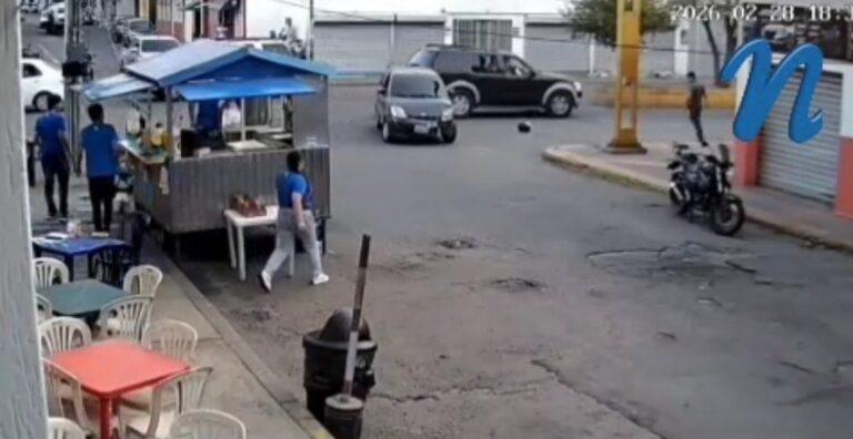 Cámara se seguridad registra colisión de carro y moto en San Antonio