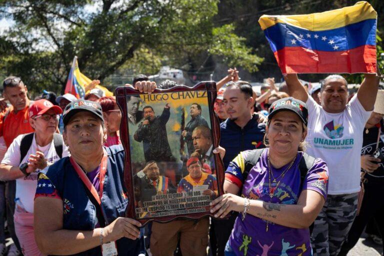 Oficialismo venezolano marcha para reivindicar el legado de Chávez, “más vivo que nunca”