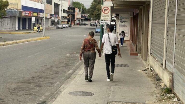 «La inmigración es terrible, pero más terrible es quedarse solos»: El drama de los larenses al envejecer