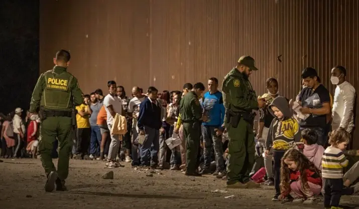 Migrantes de Cuba, Venezuela y Haití pierden dinero en trámites migratorios congelados en EE.UU.