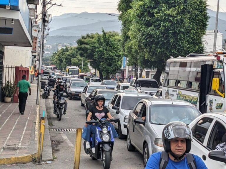 Arranca la semana en frontera con kilométrica cola hacia Colombia