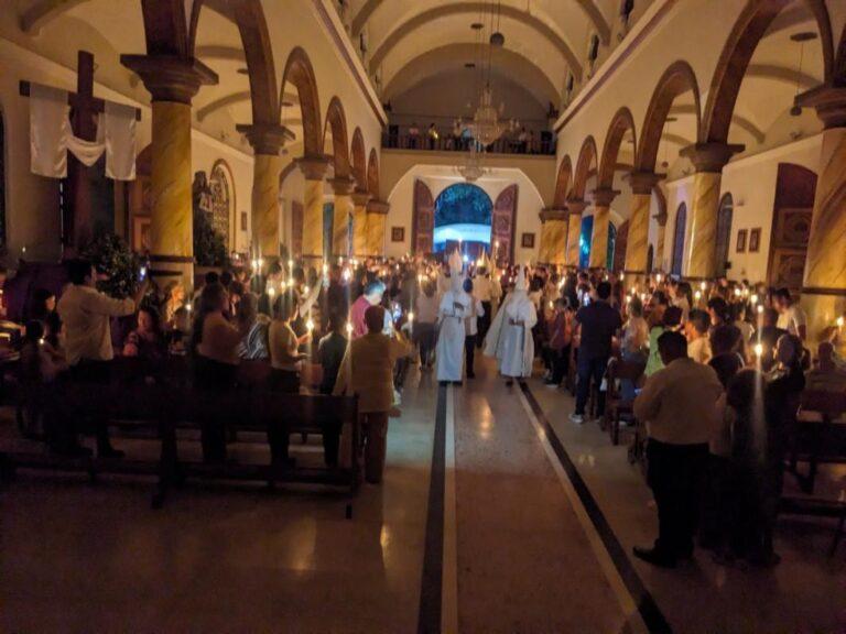 El fuego que dio paso a la Vigilia Pascual en San Antonio