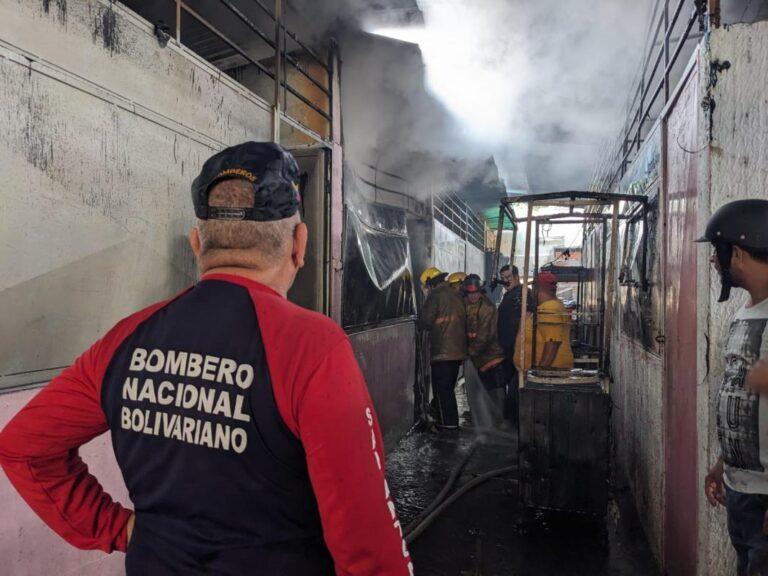 Cinco locales afectados por incendio en la «Villa de los buhoneros» de San Antonio