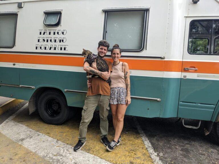 «Te da mucha libertad»: pareja argentina lleva cuatro años a bordo de una casa rodante