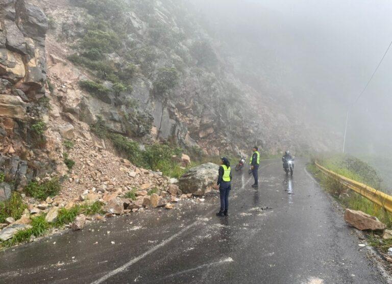 Persiste el deslizamiento de rocas en vía hacia la frontera