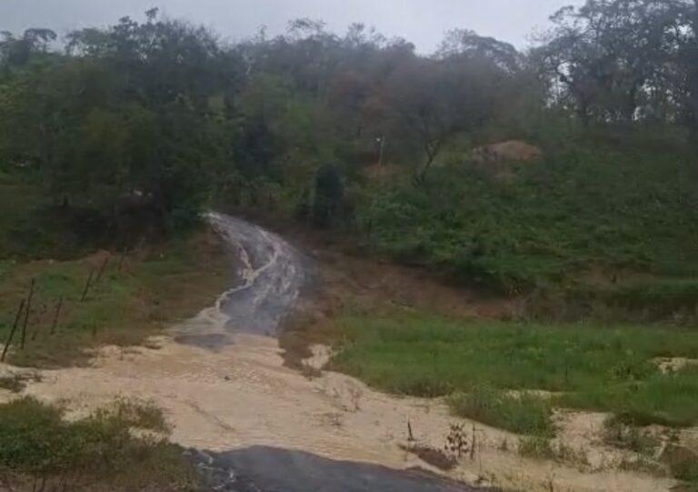 Así luce la entrada a Las Dantas por las lluvias