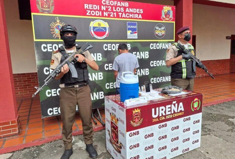 Cruzó frontera con droga oculta en un termo