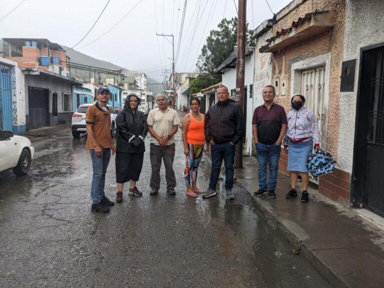 Vecinos se declaran en emergencia por bote de aguas putrefactas