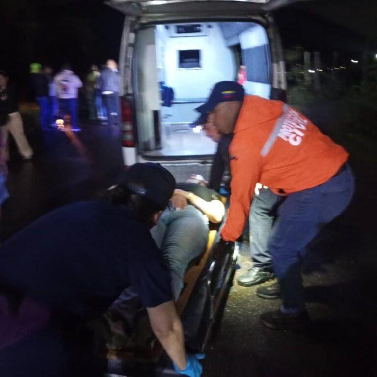 Una mujer lesionada en colisión de carros en vía hacia la frontera