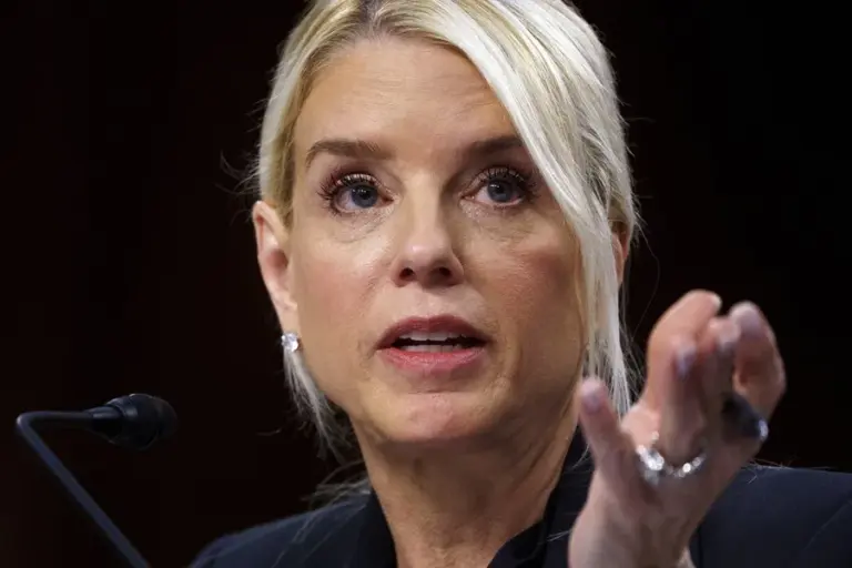 Donald Trump destituye a la fiscal general, Pam Bondi