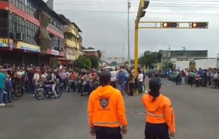 Docentes de Guanare desafían las lluvias en exigencia de reivindicaciones salariales