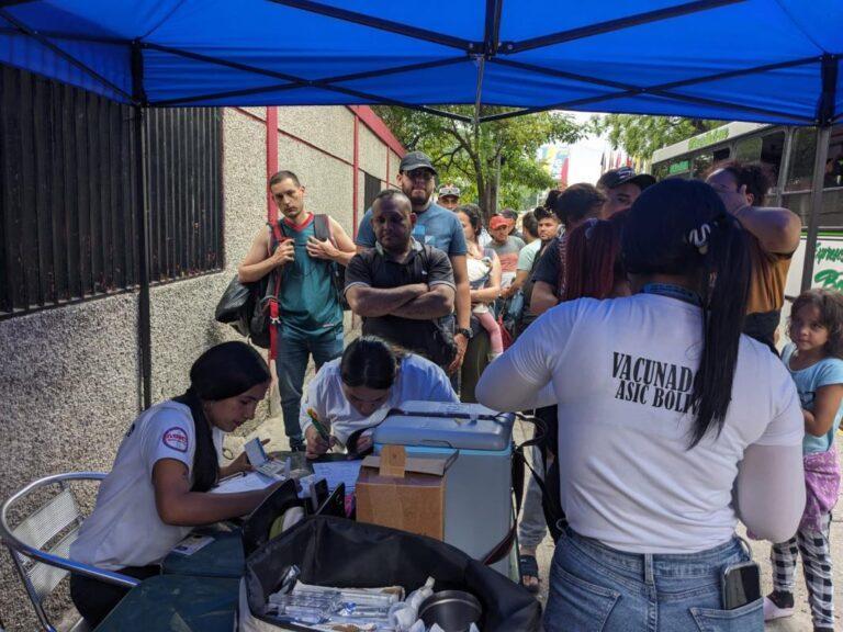 Concurrido punto de vacunación contra la fiebre amarilla en la aduana