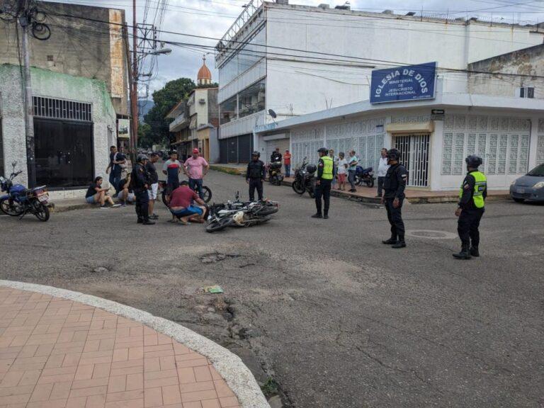 Colisión de motos deja una mujer lesionada en San Antonio