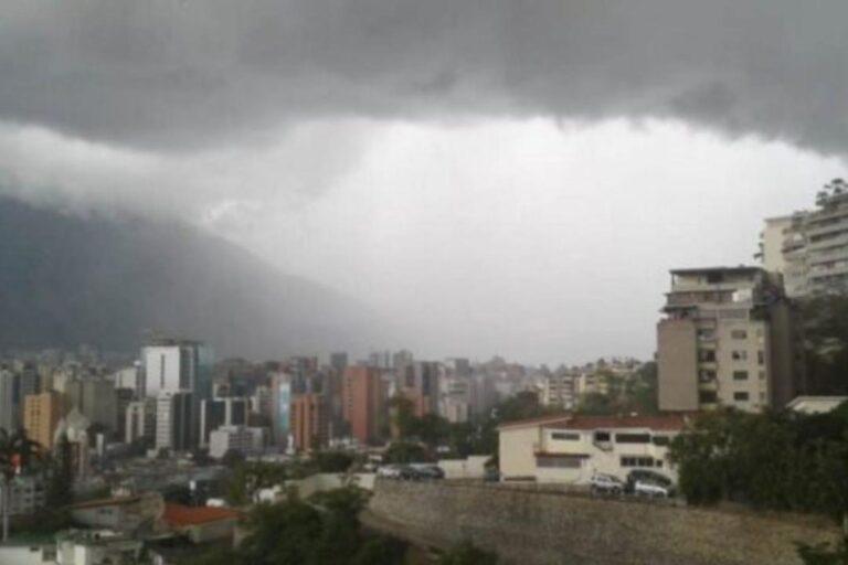Perturbación atmosférica avanza por el oriente del país y genera lluvias en 14 estados