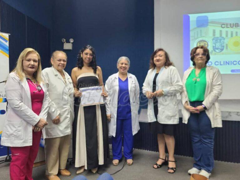 ¡Distinción en mano por su excelencia académica!