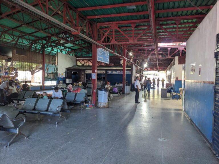 Siguen a la espera de los interurbanos en el terminal